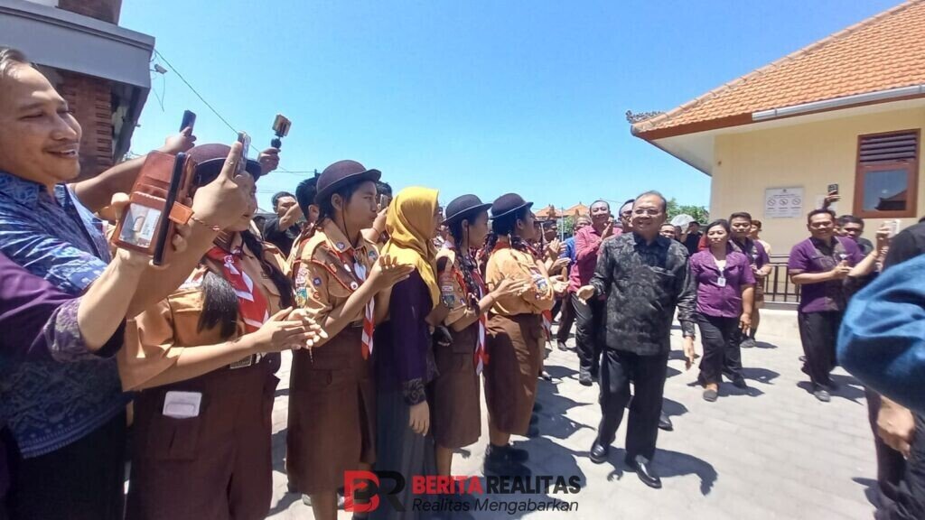 Bukan Sekadar Kunjungan, Koster Sulut Semangat Siswa SMPN 13 Denpasar