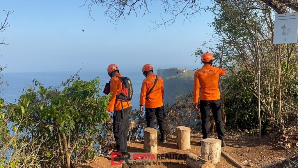 Motor dan Helm Jadi Petunjuk, WNA Rusia Diduga Hilang di Tebing Karang Boma